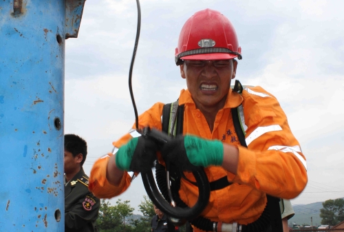 圖為：隊員正在拉減力器