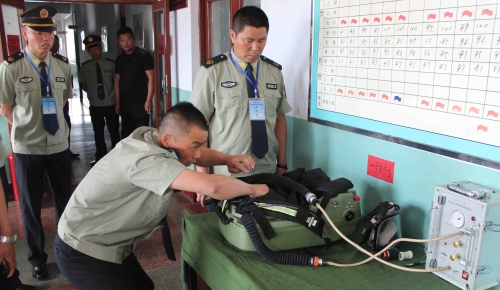 圖為：隊員正在參加技術(shù)比武