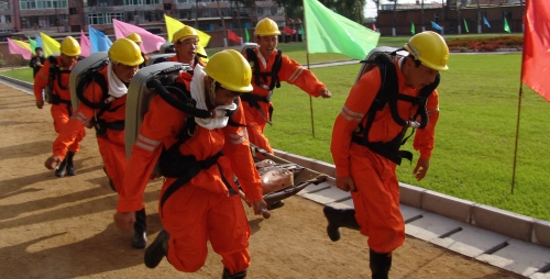 圖為：救護隊員正在千米急行軍訓練 (1)_副本