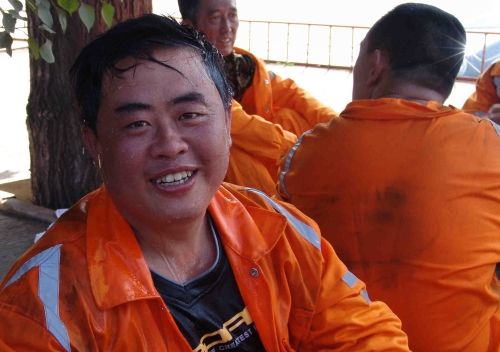 圖為：救護隊員萬米拉練勝利后的喜悅