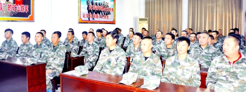 講奉獻的前提，必須是講政治、講大局，只有牢記初心使命，才能鍛造出守衛礦山平安的王牌鐵軍。圖為雞礦救護大隊正在開展政治教育學習。