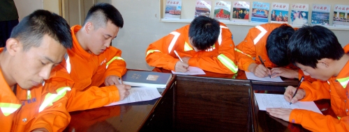 懂業務，更要有知識。日常的理論學習不僅僅是坐在教室里聽講，更要在考場上拿出好成績。圖為雞礦救護大隊的指戰員們在理論學習考場上奮筆疾書。02