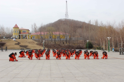 七臺河公司救護大隊萬米拉練戰前檢查  張磊攝