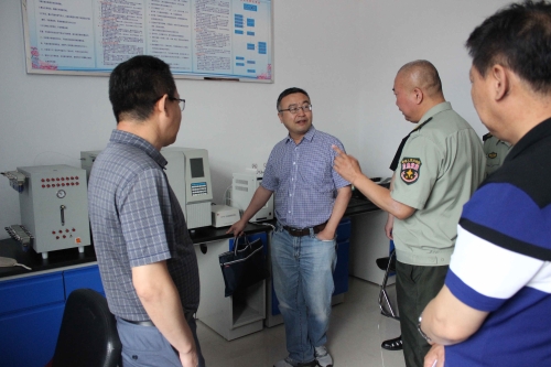 省應急管理廳、救援指揮中心、龍煤集團領導參觀七臺河公司救護大隊化驗室  張磊攝