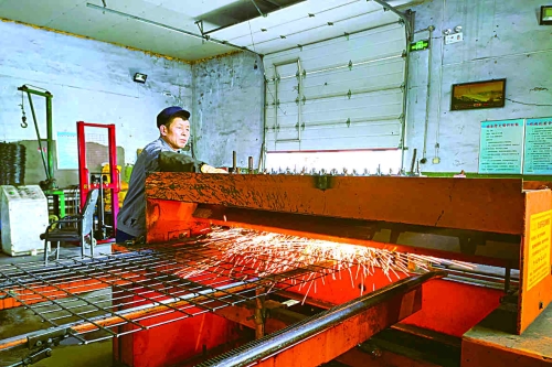 雙礦公司選煤公司加工廠干部職工依靠科技創新和實干精神，三年來，他們加工支護網創效112萬元，加工白鋼篩網節約成本218萬元，為各礦加工各種配件創收10余萬元，工人工資實行內部市場化，有了明顯增長。圖為加工廠職工在加工井下支護網。楊桂珠　圖文_副本