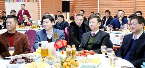 集團公司領導與全體機關干部共聚一堂，暢敘2019，共話美好2020。02