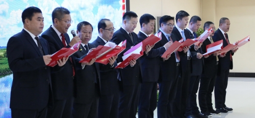 集團總部機關部門總監、高級經理以一首精彩的配樂詩朗誦，深情地表達了全體機關干部對集團公司2020年的美好祝愿。