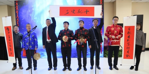 由宣傳部編演的三句半“我們”，以詼諧幽默的表現形式，回顧了2019，展望了2020，在會場上掀起陣陣掌聲。01