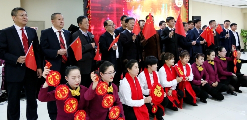 集團公司領導與全體演職人員共同合唱《我和我的祖國》，把迎新春茶話會推向了高潮。01