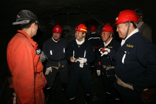 01 鶴崗礦業(yè)公司董事長、總經(jīng)理劉鵬飛在井下檢查安全生產(chǎn)工作