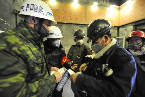 興安煤礦井下維護礦工入井測體溫1_副本