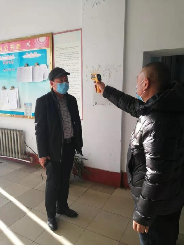 建設安裝工程公司用體溫槍為員工測體溫