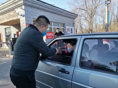 興安礦王明星在為進入車輛司機檢查體溫