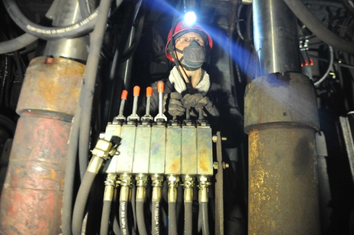 南山煤礦高檔區采煤工作面礦工操縱C86液壓支架向前推進