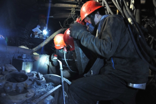 鶴崗礦業公司南山煤礦復工后高檔區井下搶修刮板運輸機2