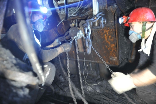 南山煤礦高檔區采煤工作面礦工操縱C86液壓支架向前推進 (2)