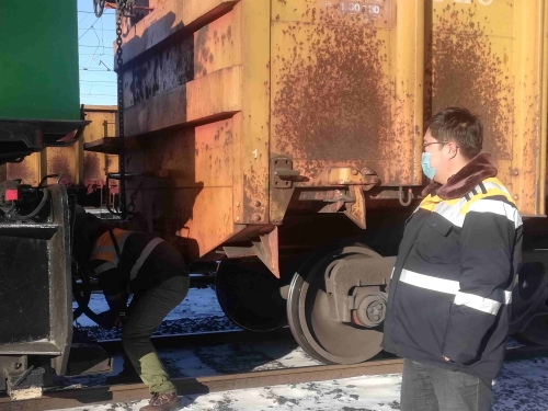 李連福在檢查工作