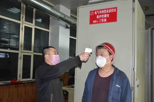 七臺河公司熱電廠鍋爐車間黨員班長王培軍，疫情期間堅持每班為職工監測體溫，耐心叮囑職工“勤洗手、戴口罩、休息好、兌規作業”，職工親熱地稱呼他是“健康管家”。（王賢寶  攝）