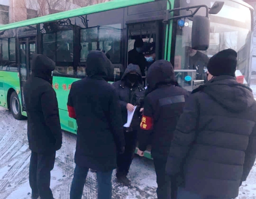 黨員自愿者檢查小分隊檢查通勤車測溫情況1