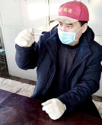 鐵路運(yùn)輸部職工測(cè)體溫