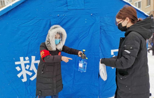 鐵選廠黨支部書記邱菊在為社區居民郵件消毒。