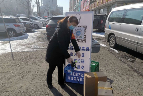 圖為七礦公司鐵選廠黨員張玉瑩沖在疫情防控的最前沿，深入社區擔任黨員志愿者。（傅喜有攝）