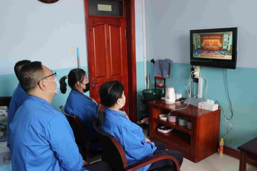 圖為東榮二礦職工收看十三屆全國人大三次會議。李菁冶攝