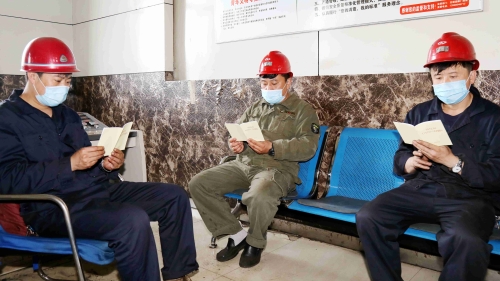 七礦公司上下深入學習貫徹習近平總書記關于安全生產工作重要指示精神。圖為龍選廠重選車間班長組織當班職工班中學習習近平總書記關于安全生產工作重要指示精神。_副本