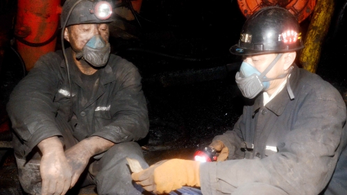 圖為現場考問職工安全知識_副本