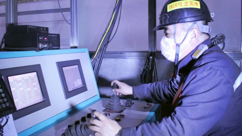 圖為：東榮一礦井下工人在指揮巡檢機(jī)器人_副本