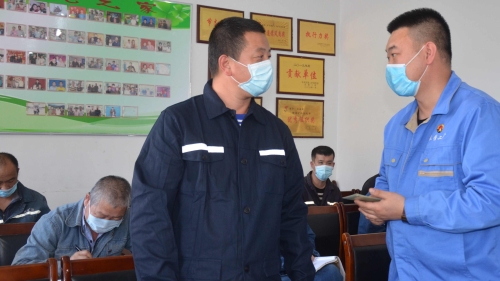 圖為：職工班前進(jìn)行必知必做考問(wèn)