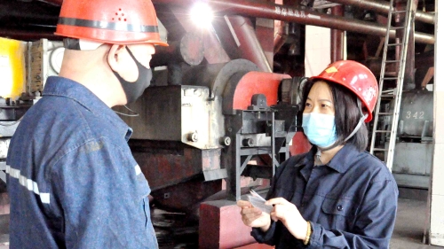 桃選廠全面落實(shí)安全責(zé)任，抓實(shí)現(xiàn)場管理，安全教育堅(jiān)持班中學(xué)、班中考、班中用，使全員時(shí)刻繃緊安全弦，把安全工作做實(shí)做細(xì)，確保洗煤生產(chǎn)的順暢有序進(jìn)行。_副本