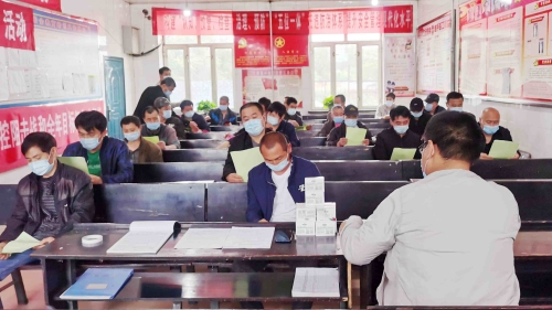 6月16日，勝利煤礦開展以“消除事故隱患，筑牢安全防線”主題的安全生產(chǎn)宣傳咨詢?nèi)栈顒?dòng)，上下聯(lián)動(dòng)、全員參與，迅速掀起“安全生產(chǎn)月”活動(dòng)熱潮._副本