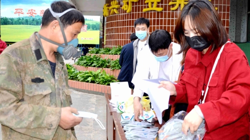 新興礦開展全國安全宣傳咨詢?nèi)栈顒?dòng)，積極宣傳安全知識(shí)，切實(shí)增強(qiáng)職工掌握安全知識(shí)水平，提高安全生產(chǎn)意識(shí)，為企業(yè)安全高效發(fā)展夯實(shí)安全基礎(chǔ)。_副本