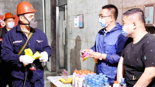 新建礦通過開展“安全宣傳咨詢?nèi)铡被顒?dòng)，進(jìn)一步宣傳安全文化，落實(shí)安全責(zé)任，激發(fā)了職工學(xué)習(xí)煤礦安全知識(shí)，提升安全素質(zhì)，為企業(yè)改革脫困振興發(fā)展提供安全保障。_副本