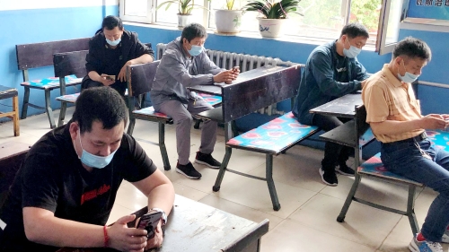 新立煤礦積極組織干部職工參加礦區工會主辦的安全及防疫知識網絡答題活動，在全礦范圍內營造全員嚴抓安全生產和常態化疫情防控濃厚氛圍。 徐麗娟 攝_副本