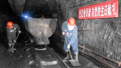 20200628  02  新建礦  圖為礦機關黨員深入井下打掃文明生產。 孫繼誠攝_副本