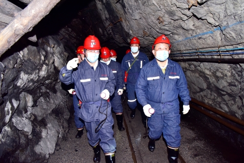 2022-01-25于會軍、王戈等領(lǐng)導(dǎo)深入建設(shè)礦322采煤工作面檢查技改工程進展情況1