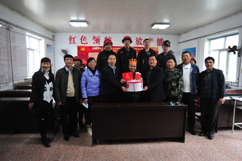 礦區(qū)工會工作人員和礦領(lǐng)導(dǎo)為一線工人過生日送祝福