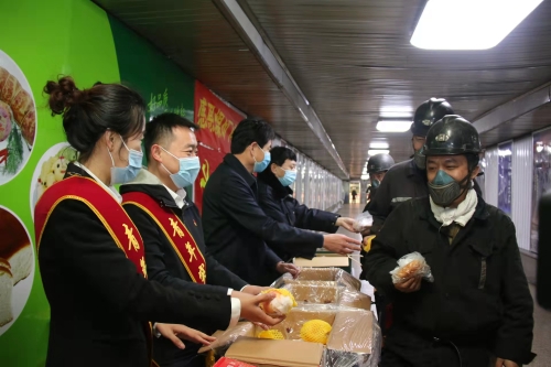 為一線職工發(fā)放平安果