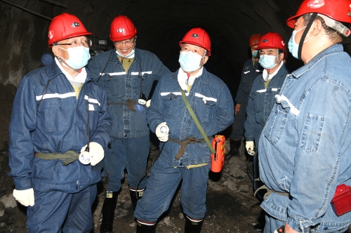 2022.10.17公司董事長張長山陪同龍煤梁德深入新鐵礦7675掘進工作面